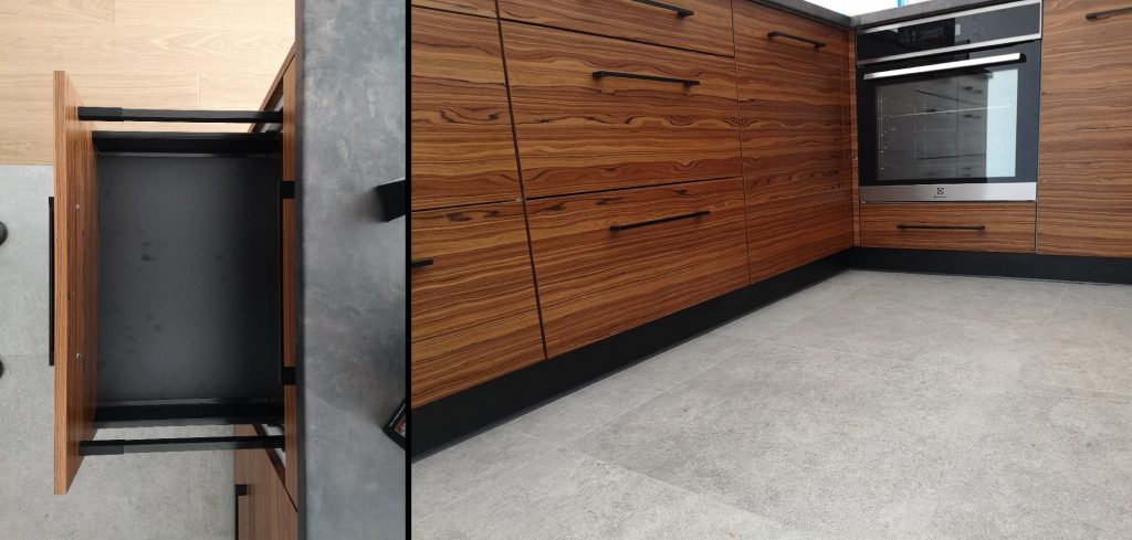 Czarne elementy w kuchni: cokoły, wnętrza szuflad, uchwyty